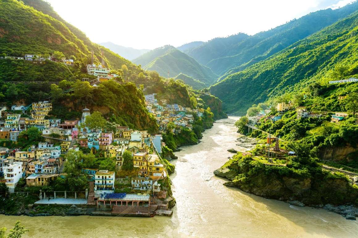 𝐔𝐭𝐭𝐚𝐫𝐚𝐤𝐡𝐚𝐧𝐝 : 𝐓𝐡𝐞 𝐋𝐚𝐧𝐝 𝐨𝐟 𝐆𝐨𝐝𝐬 𝐚𝐧𝐝 𝐀𝐝𝐯𝐞𝐧𝐭𝐮𝐫𝐞    From the holy towns of Haridwar and Rishikesh, where the Ganges flows in her purest form, to the revered Char Dham pilgrimage circuit (Yamunotri, Gangotri, Kedarnath, and Badrinath), Uttarakhand is deeply spiritual, yet incredibly diverse.  Nature lovers and adventure seekers will find paradise in Jim Corbett National Park, home to Bengal tigers and rich wildlife, or in hill stations like Nainital, Mussoorie, and Ranikhet.